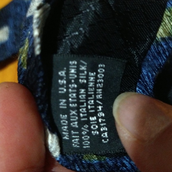 Oscar de la Renta blue and tan square pattern tie 100% Italian silk - Picture 6 of 7